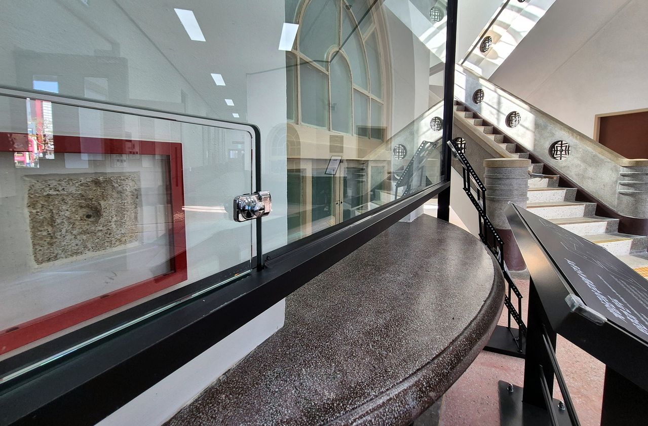 지난 1일 광주광역시 동구 옛 전남도청 본관 1층에 5·18민주화운동 당시 계엄군이 시민을 향해 쏜 탄흔이 전시돼 있다. 문화체육관광부 옛전남도청복원추진단은 복원한 옛 전남도청을 내달 5일까지 임시 개방한 뒤 5월 정식 개관할 방침이다. 황희규 기자