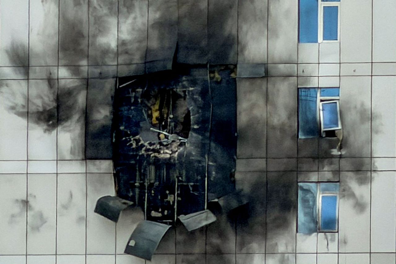 1일 바레인 수도 마나마에 이스라엘과 미국의 대이란 공습 이후 이란 드론 공격으로 파손된 건물. 로이터=연합뉴스