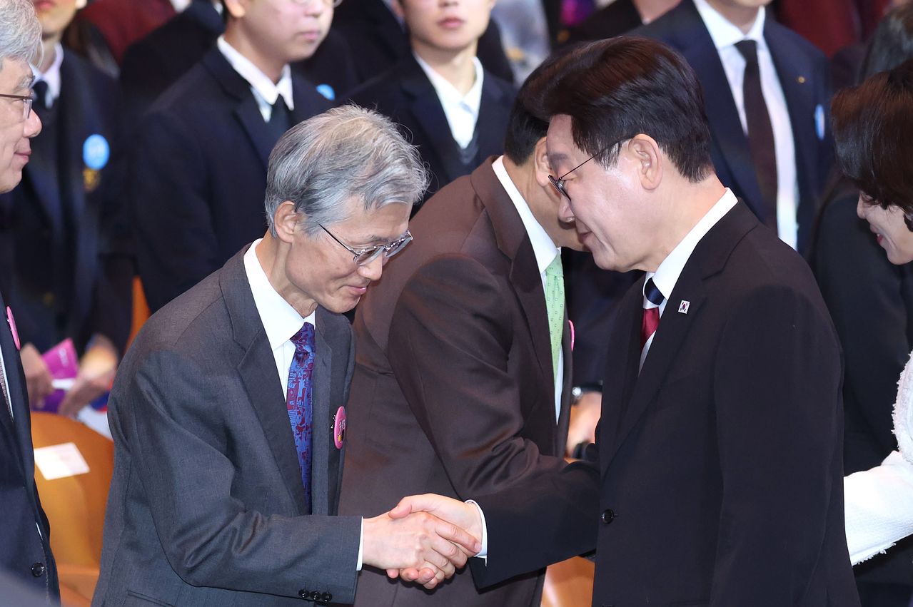 이재명 대통령이 1일 서울 강남구 코엑스에서 열린 제107주년 3·1절 기념식에서 조희대 대법원장과 악수를 나누고 있다. 뉴스1