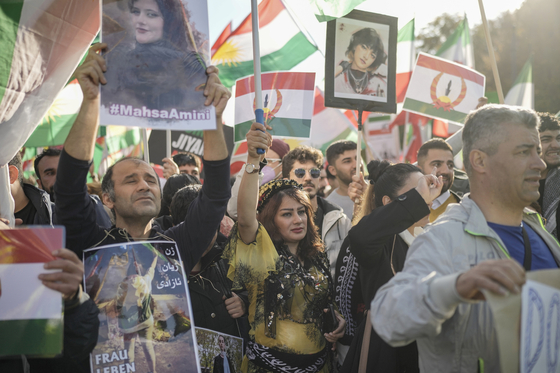 2022년 마흐사 아미니가 히잡을 쓰지 않았다는 이유로 이란 당국에 체포된 후 사망하자 그의 죽음을 애도하기 위한 시위가 그해 11월 독일 베를린에서 열렸다. AP=연합뉴스