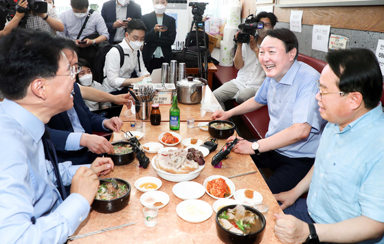 2021년 7월 부산을 방문한 윤석열 전 검찰총장이 지역 국회의원들과 소주를 곁들여 식사하고 있다. 송봉근 기자