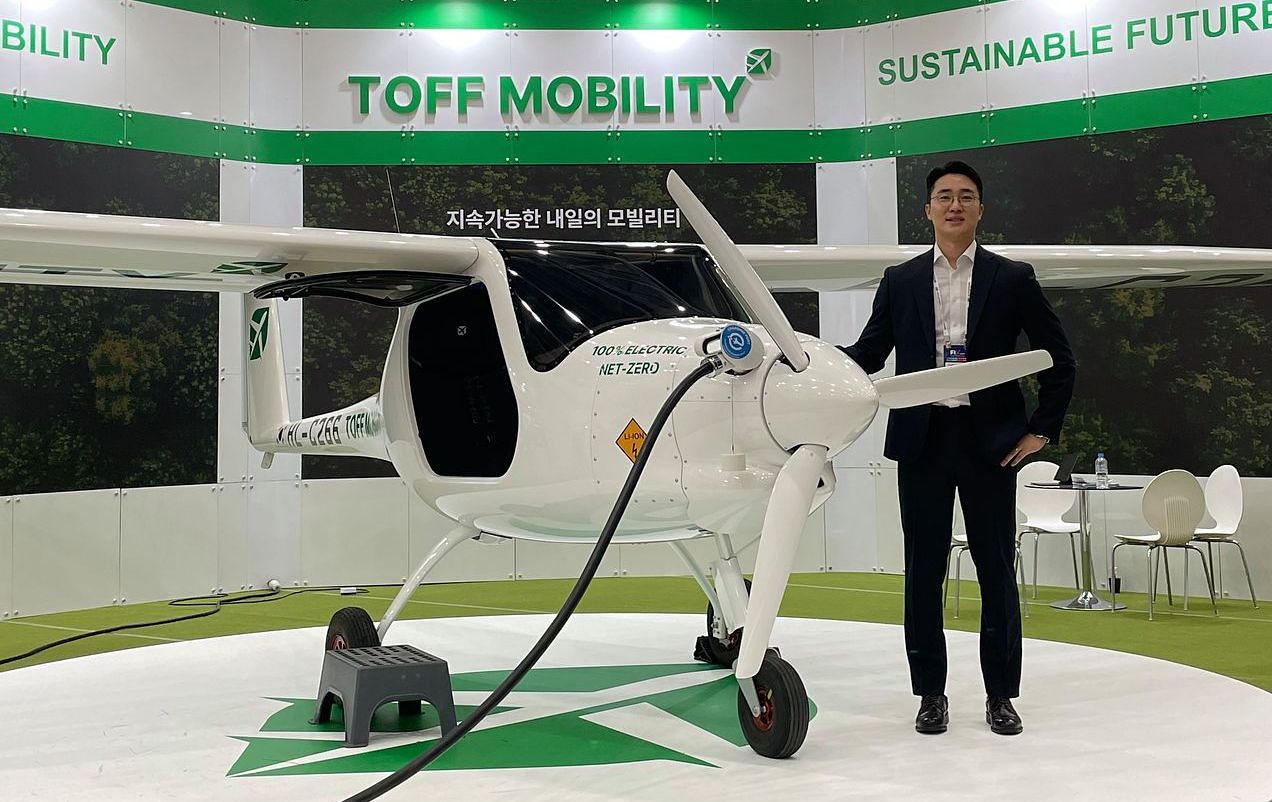 2024년 10월, 대구에서 열린 대한민국 미래모빌리티 엑스포(DIFA) 박람회에서 전기비행기와 함께 포즈를 취한 정찬영 토프모빌리티 대표.