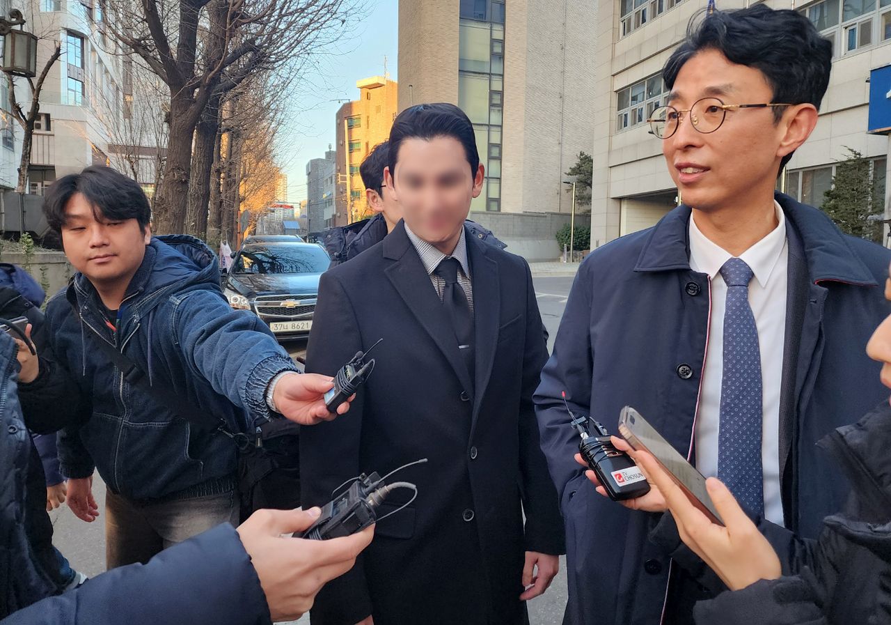 피의자 신분으로 경찰 조사를 받은 김병기 무소속 의원의 차남이 지난달 25일 마포구 서울경찰청 공공범죄수사대에서 이동하고 있다. 뉴스1