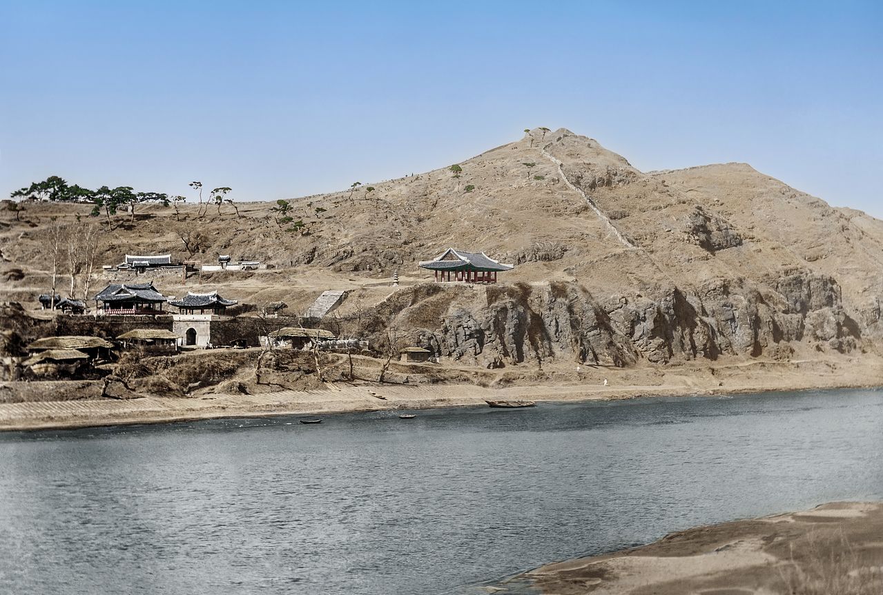 1906~7년쯤 평양 모란봉과 대동강 주변 절경을 컬러 사진으로 복원했다.