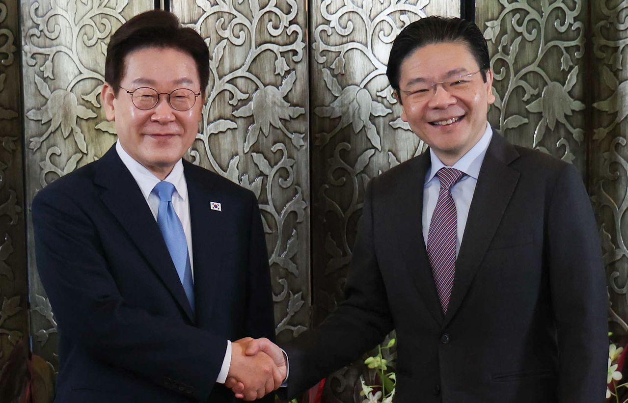 싱가포르를 국빈 방문 중인 이재명 대통령과 로렌스 웡 싱가포르 총리가 2일(현지시간) 싱가포르 외교부에서 열린 정상회담에 앞서 기념촬영을 하고 있다. 뉴스1