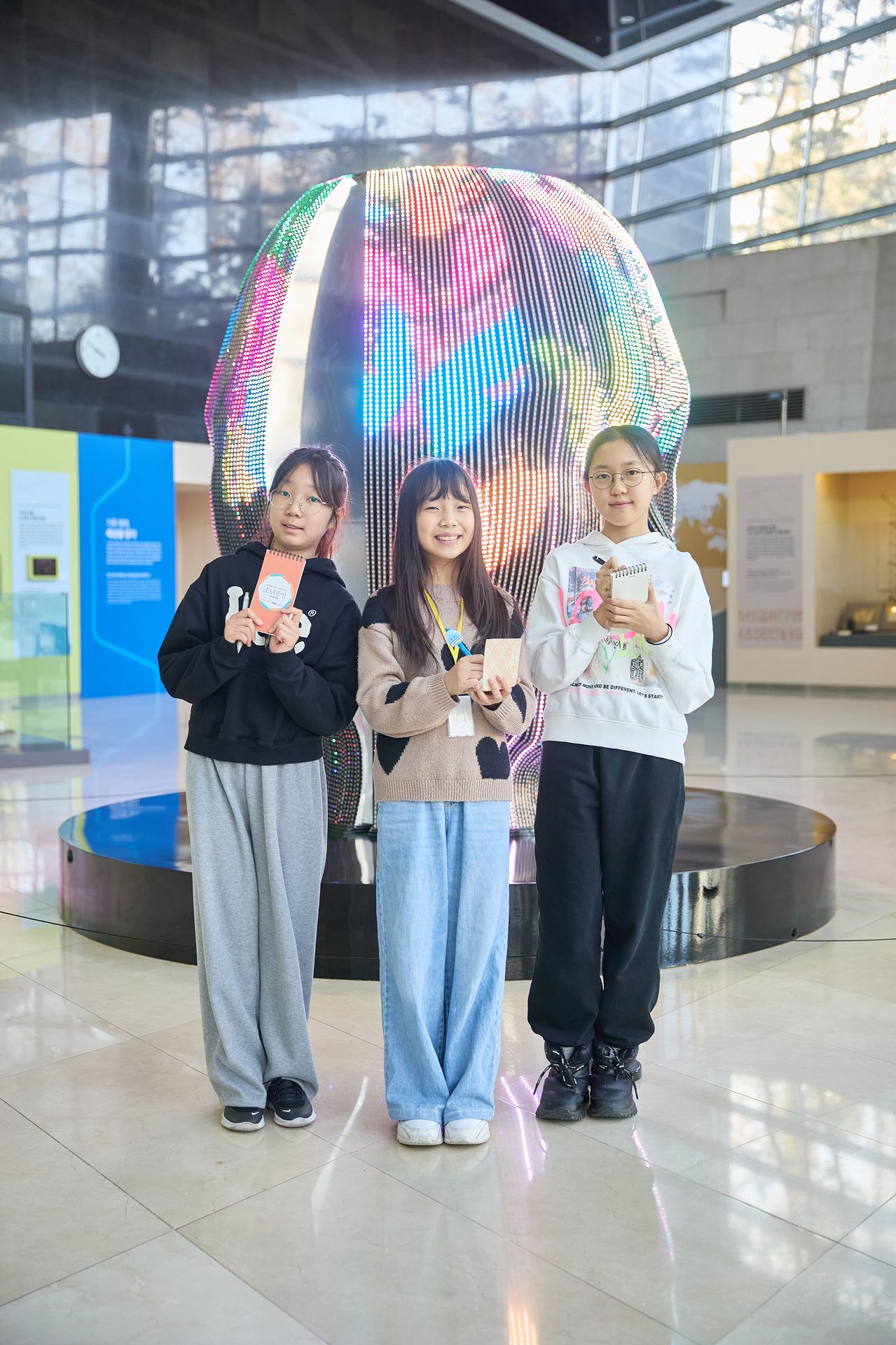 박서현·전서진 학생기자와 김리현 학생모델(왼쪽부터)이 서울 서초구에 있는 기록매체박물관에 방문해 기록 매체의 변화와 발전에 대해 알아봤다. 