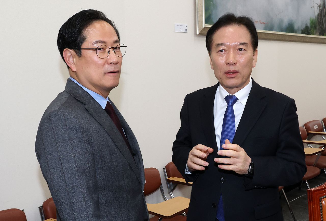 특위 여당 간사인 더불어민주당 정태호 의원(오른쪽)과 야당 간사인 국민의힘 박수영 의원이 24일 국회에서 열린 대미투자특별법처리 특별위원회 전체회의에서 논의하고 있다. 연합뉴스