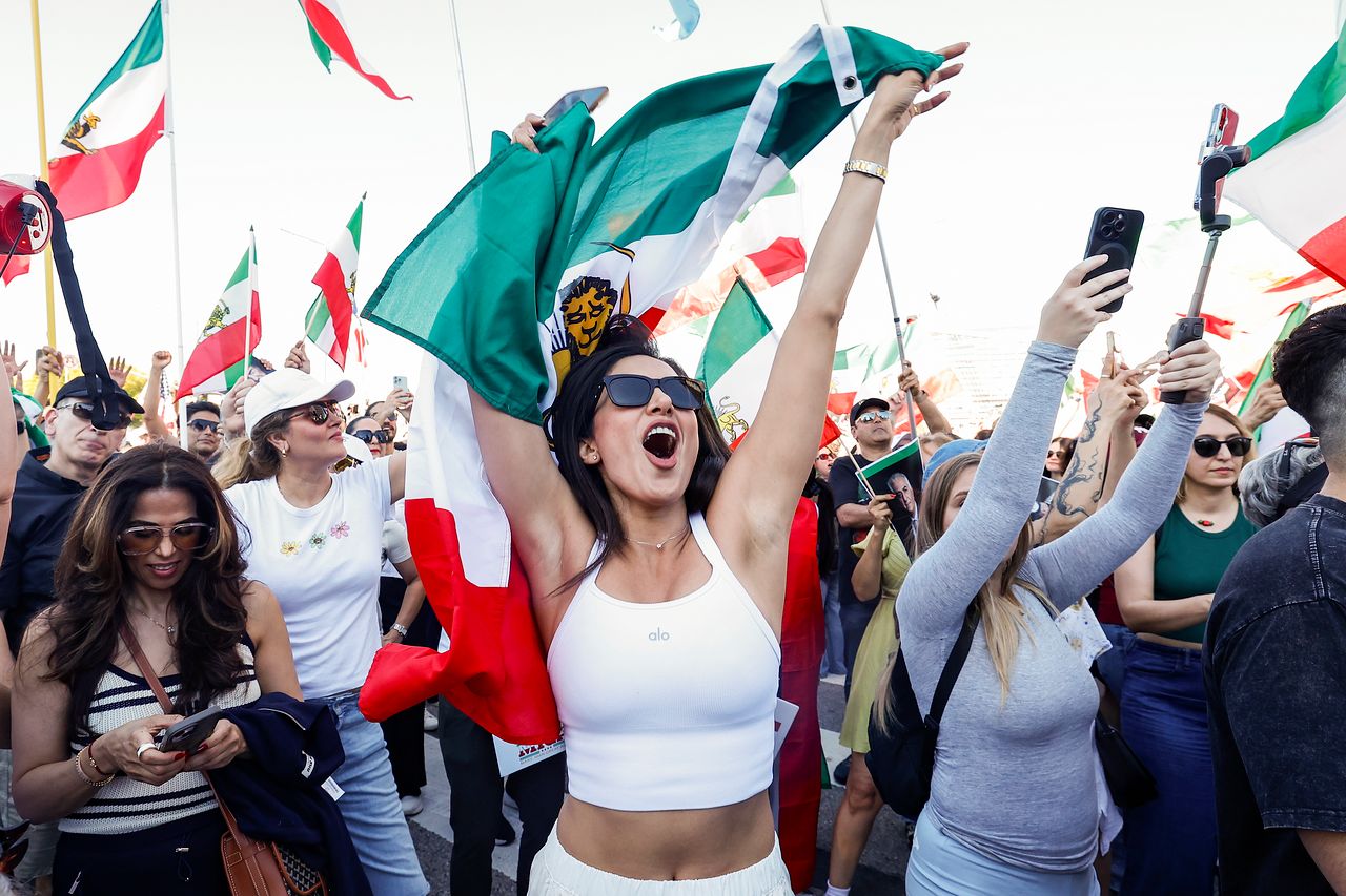 미국 캘리포니아주 로스앤젤레스에서 이란계 미국인들이 과거 이란 팔라비 왕조 시절 국기를 들고 미국과 이스라엘의 이란 공격에 환호하고 있다. EPA=연합뉴스