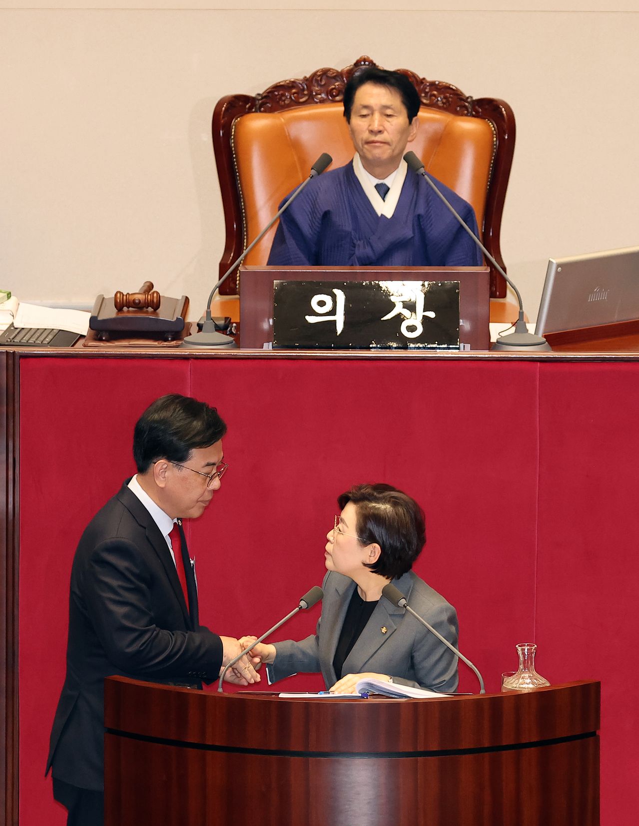 송언석 국민의힘 원내대표(왼쪽)가 1일 서울 여의도 국회 본회의장에서 국민투표법 전부개정법률안(대안)에 대한 무제한 토론 중인 김정재 의원에게 토론 종결을 요청하고 있다. [연합뉴스]