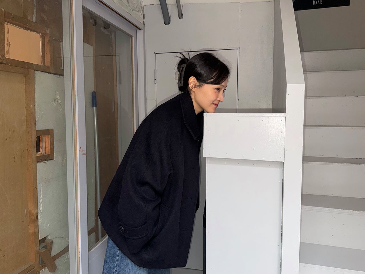 단편 ‘별 세 개가 떨어지다’로 올해 젊은작가상 대상을 받은 소설가 김채원. 그는 “불완전한 타인의 일부를 보여주는데도 자신의 삶 전체를 환기해볼 수 있다는 게 단편의 매력”이라고 했다. 사진 육지예