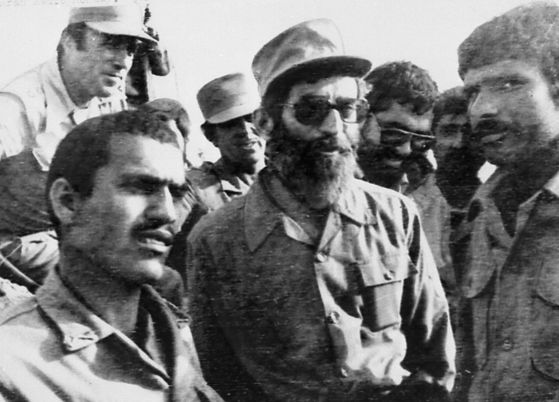 이란-이라크 전쟁 당시 전선을 시찰하는 하메네이. 중앙포토 