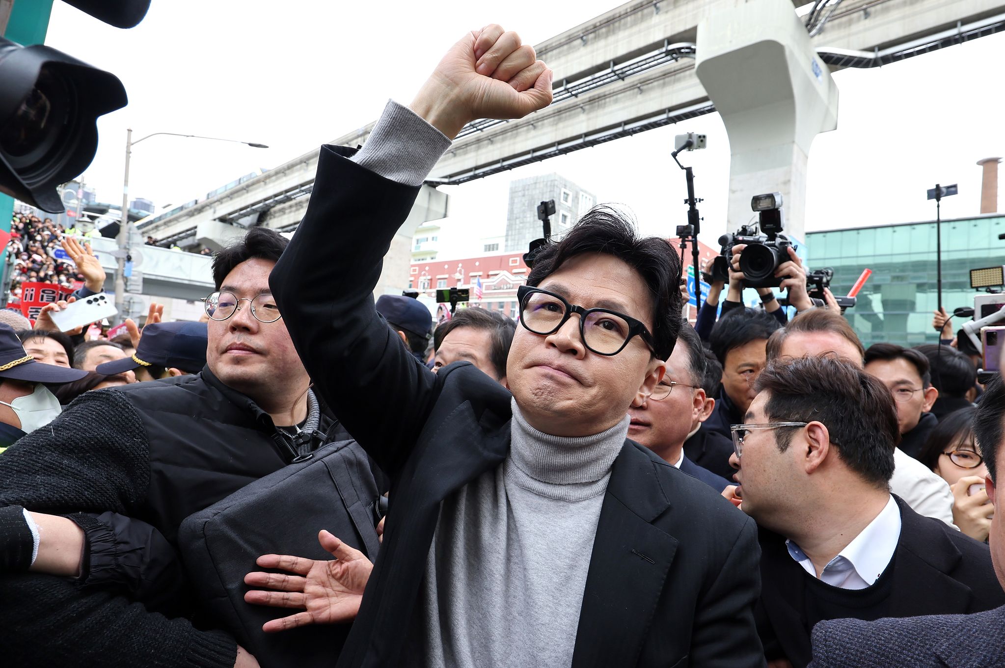 한동훈 전 국민의힘 대표가 27일 오후 대구 중구 서문시장을 찾아 지지자들을 향해 주먹을 쥐어 보이고 있다. 뉴스1