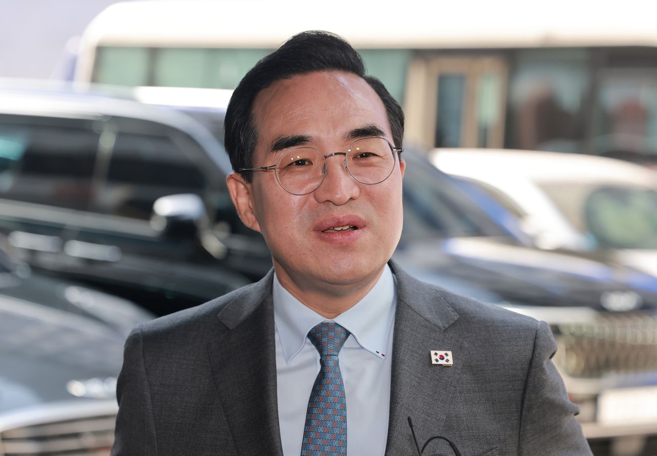 이재명 대통령은 2일 초대 기획예산처 장관 후보자에 박홍근 더불어민주당 의원을 지명했다. 사진은 박 후보자가 지난달 23일 서울 영등포구 여의도 민주당 중앙당사에서 열린 광역단체장 후보 면접에 참석하며 취재진 질문에 답하고 있는 모습. 연합뉴스