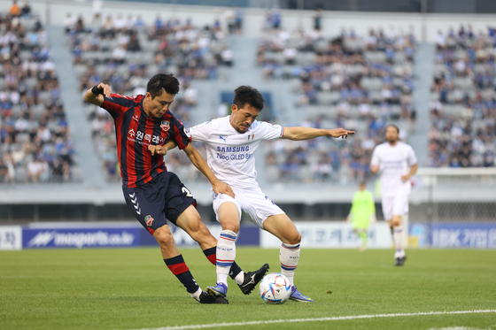 축구 국가대표 출신 수비수 이기제(오른쪽) 선수. 사진 프로축구연맹