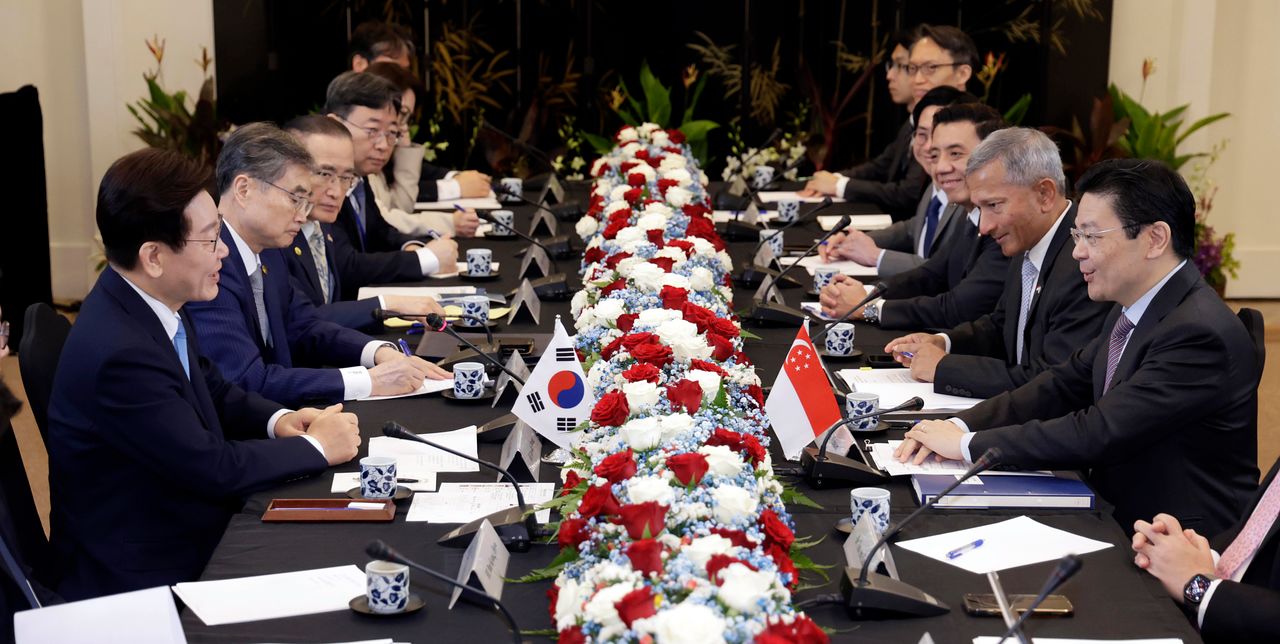 이재명 대통령과 로런스 웡 싱가포르 총리가 2일 싱가포르 외교부 청사에서 정상회담을 하고 있다. 연합뉴스