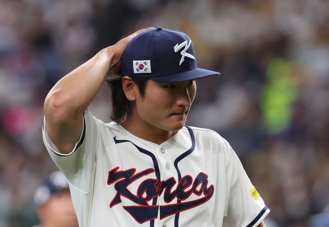 2일 한신과의 연습경기에서 2이닝 3실점을 기록하고 아쉬워하는 곽빈. 연합뉴스