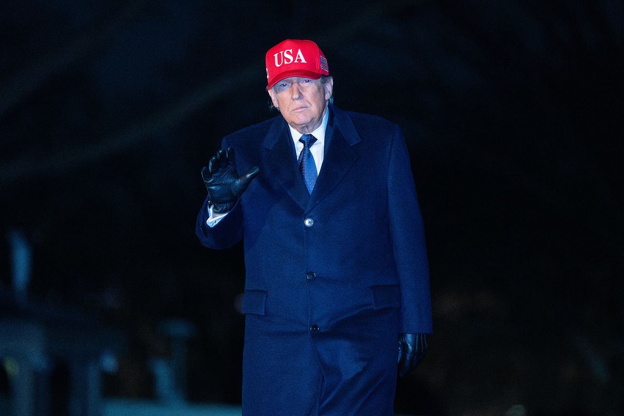 도널드 트럼프 미국 대통령이 1일(현지시간) 메릴랜드 앤드루 공군기지에서 취재진에게 손을 흔들고 있다. EPA=연합뉴스 