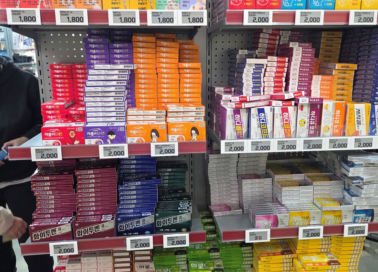 1일 서울 용산 전자제품 쇼핑몰 내 '창고형 약국'에 감기약이 쌓여있다. 채혜선 기자