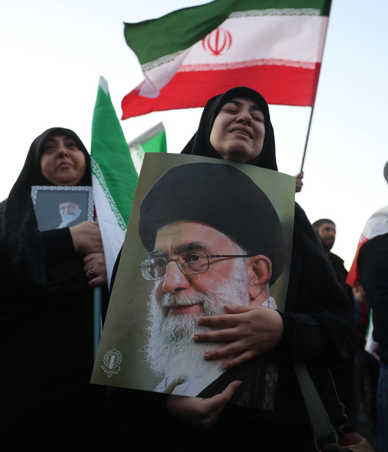 1일(현지시간) 이란 테헤란 엥겔랍 광장에서 이란 친정부 시위대가 전날 사망한 아야톨라 알리 하메네이 이란 최고지도자의 사진을 들고 오열하고 있다. EPA=연합뉴스