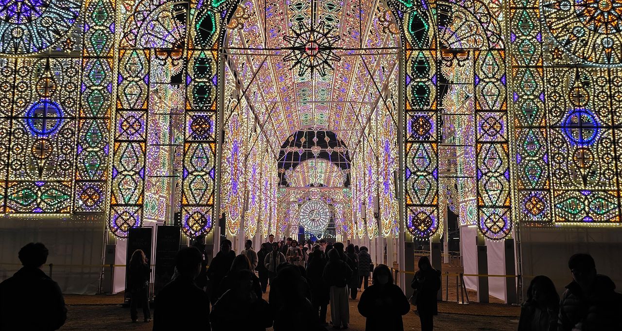 서울 송파구 롯데월드타워 월드파크에서 진행 중인 '2026 롯데 루미나리에' 전경 사진. 사진 롯데물산 