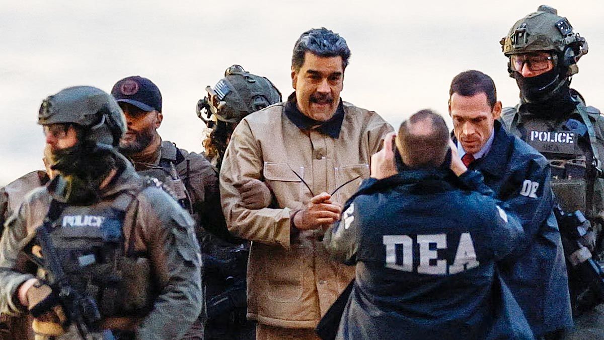 미군에 체포된 니콜라스 마두로 베네수엘라 대통령이 지난 1월 5일(현지시간) 무장한 미국 경찰 등의 호송 속에 뉴욕시 맨해튼의 헬기 승강장에 도착한 모습. 로이터=연합뉴스