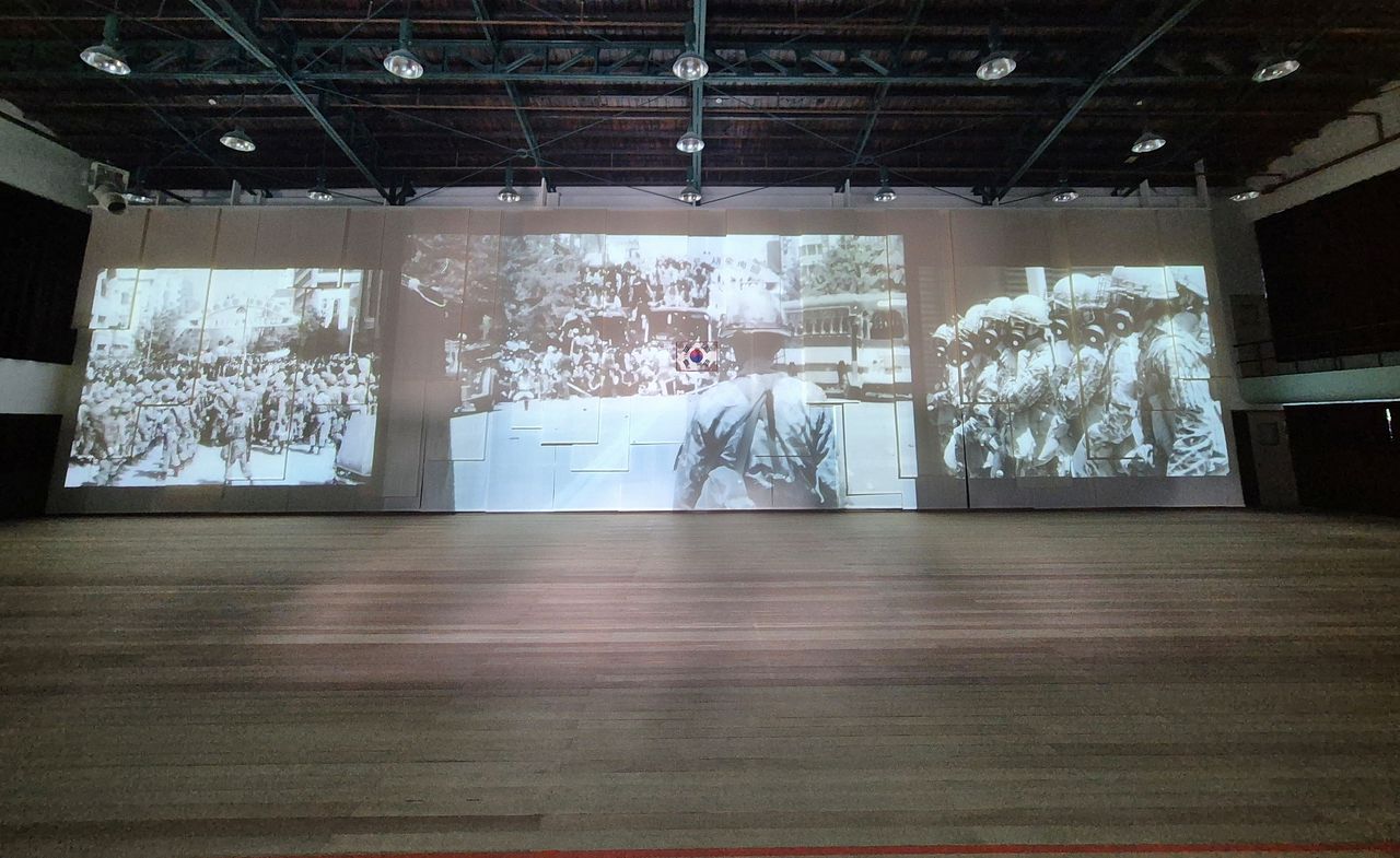 지난 1일 광주광역시 동구 옛 전남도청 상무관에서 5·18민주화운동 관련 영상이 송출되고 있다. 문화체육관광부 옛전남도청복원추진단은 복원한 옛 전남도청을 내달 5일까지 임시 개방한 뒤 5월 정식 개관할 방침이다. 황희규 기자