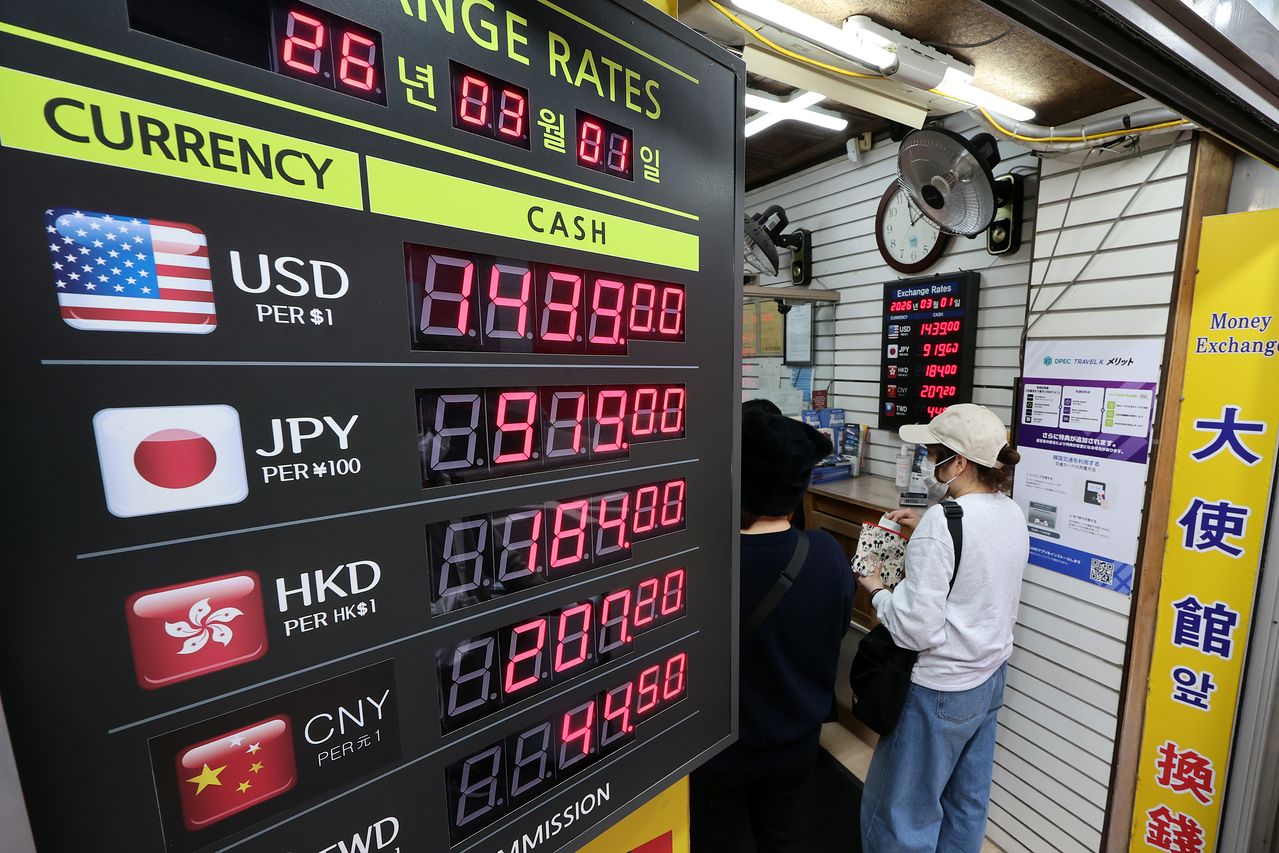 미국과 이스라엘의 공습으로 이란 최고지도자 아야톨라 알리 하메네이가 사망 소식으로 중동 긴장 고조가 급등하며 국제유가와 원·달러 환율이 동반 상승 조짐을 보이고 있다. 1일 서울 중구 명동 환전소 전광판에 나오는 원·달러 환율 시세. 뉴스1