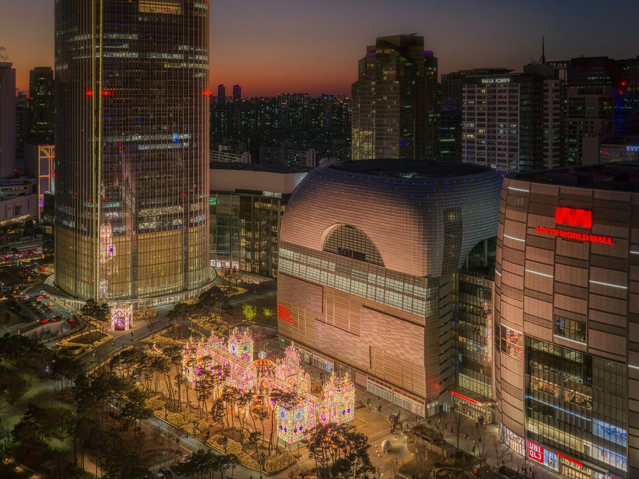 '2026 롯데 루미나리에'가 열리고 있는 롯데월드타워·몰 전경. 사진 롯데물산 