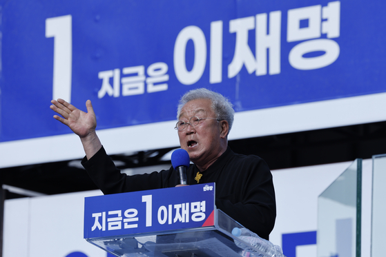 배우 명계남씨가 지난해 5월 경기 남양주시 평내호평역 광장에서 이재명 당시 더불어민주당 대통령 후보 지지연설을 하고 있다. [뉴스1]