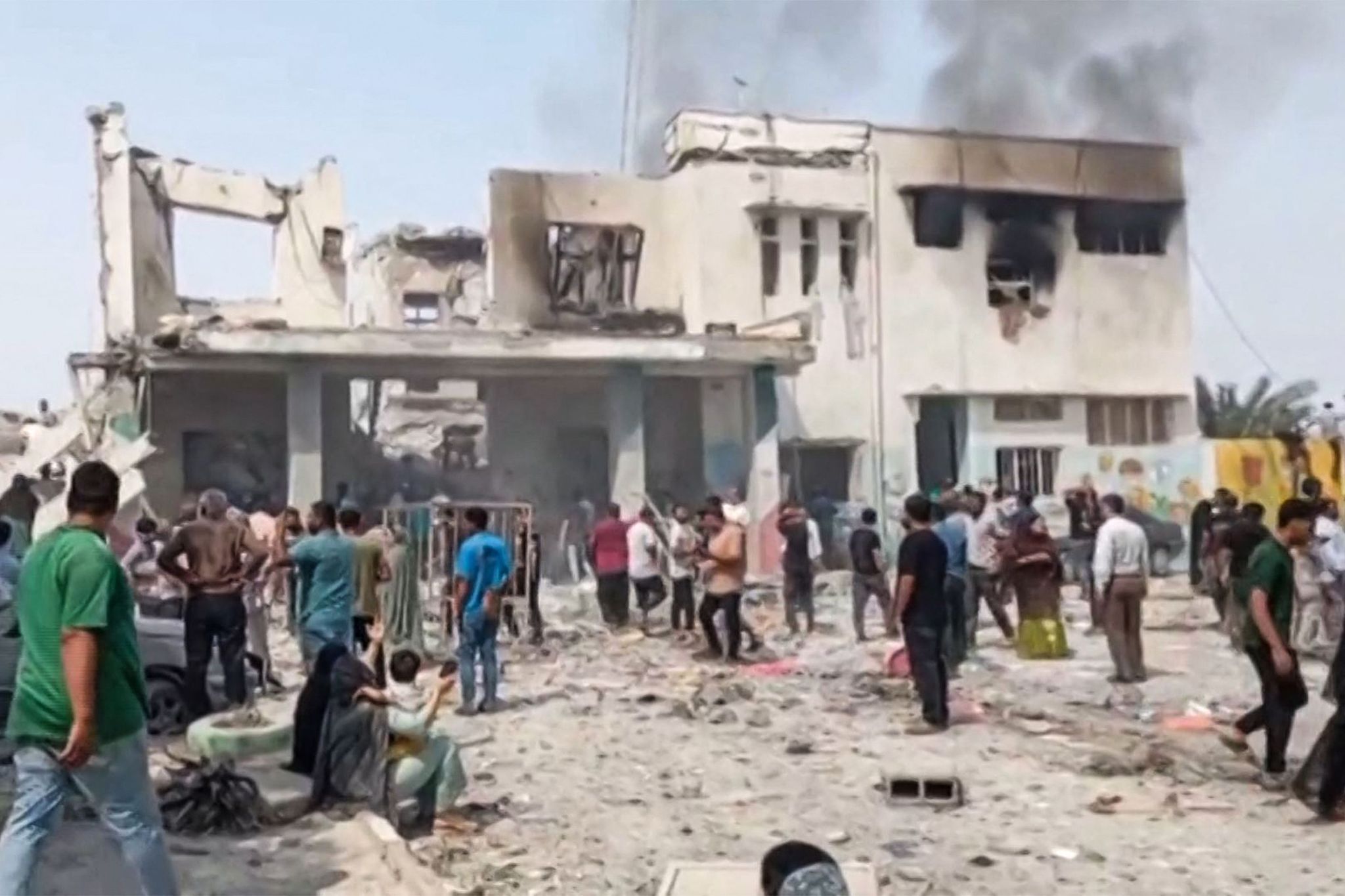 이란 국영TV가 지난달 28일(현지시간) 보도한 화면 캡처 사진. 이란 남부 호르모즈간주 미나브의 한 여자초등학교가 미국과 이스라엘의 공습을 받아 큰 피해를 입은 현장이라고 방송은 전했다. AFP=연합뉴스