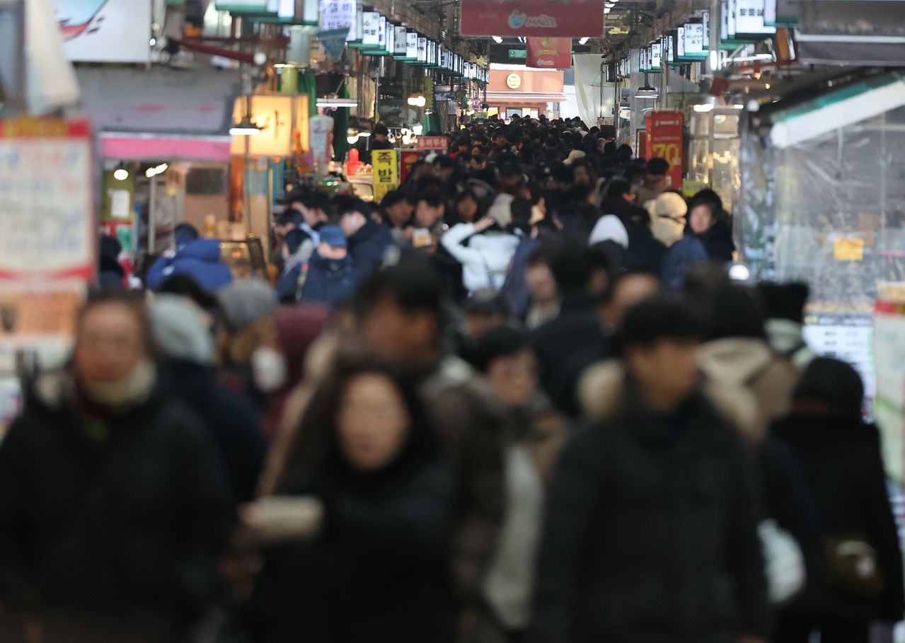 지난달 1일 서울 마포구 망원시장에서 시민들이 장을 보고 있다. 뉴스1