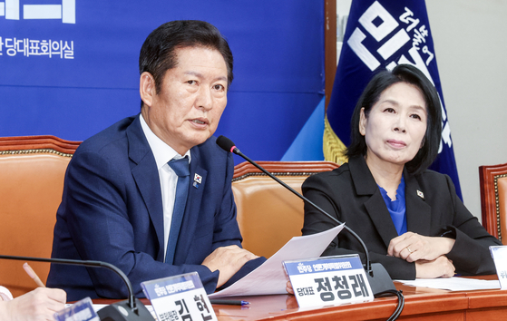 정청래 더불어민주당 대표(왼쪽)가 지난해 8월 국회에서 열린 ‘국민주권 언론개혁 특별위원회 출범식 및 1차 회의’에 참석해 발언하고 있다. 김성룡 기자.