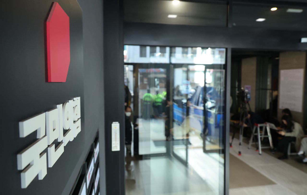 정교유착 의혹을 수사 중인 검·경 합동수사본부가 3일 신천지예수교증거장막성전(신천지) 신도들의 집단 당원 가입 의혹과 관련해 국민의힘 당사 압수수색에 돌입했다. 사진은 이날 서울 여의도 국민의힘 당사의 모습. 뉴스1