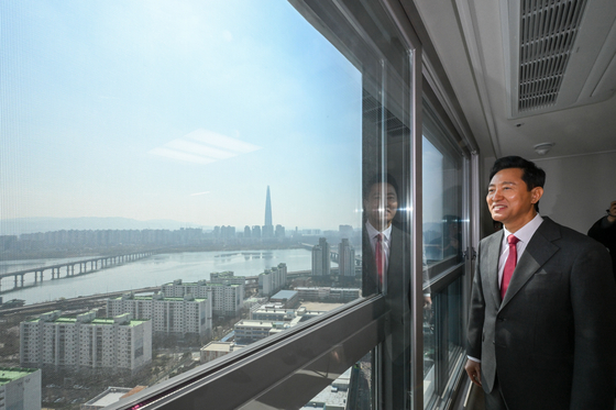 오세훈 서울시장이 서울 광진구에 위치한 신축 아파트 단지에서 신혼부부가 입주할 제2차 미리내집(장기전세주택)을 내부를 살펴보고 있다. [뉴스1]