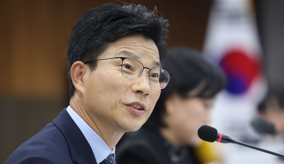 정을호 더불어민주당 의원이 신임 청와대 정무비서관에 내정됐다. 사진은 정 의원이 지난해 10월 23일 경남 창원시 경남도교육청에서 열린 국회 교육위원회의 국정감사에서 질의하는 모습. 연합뉴스