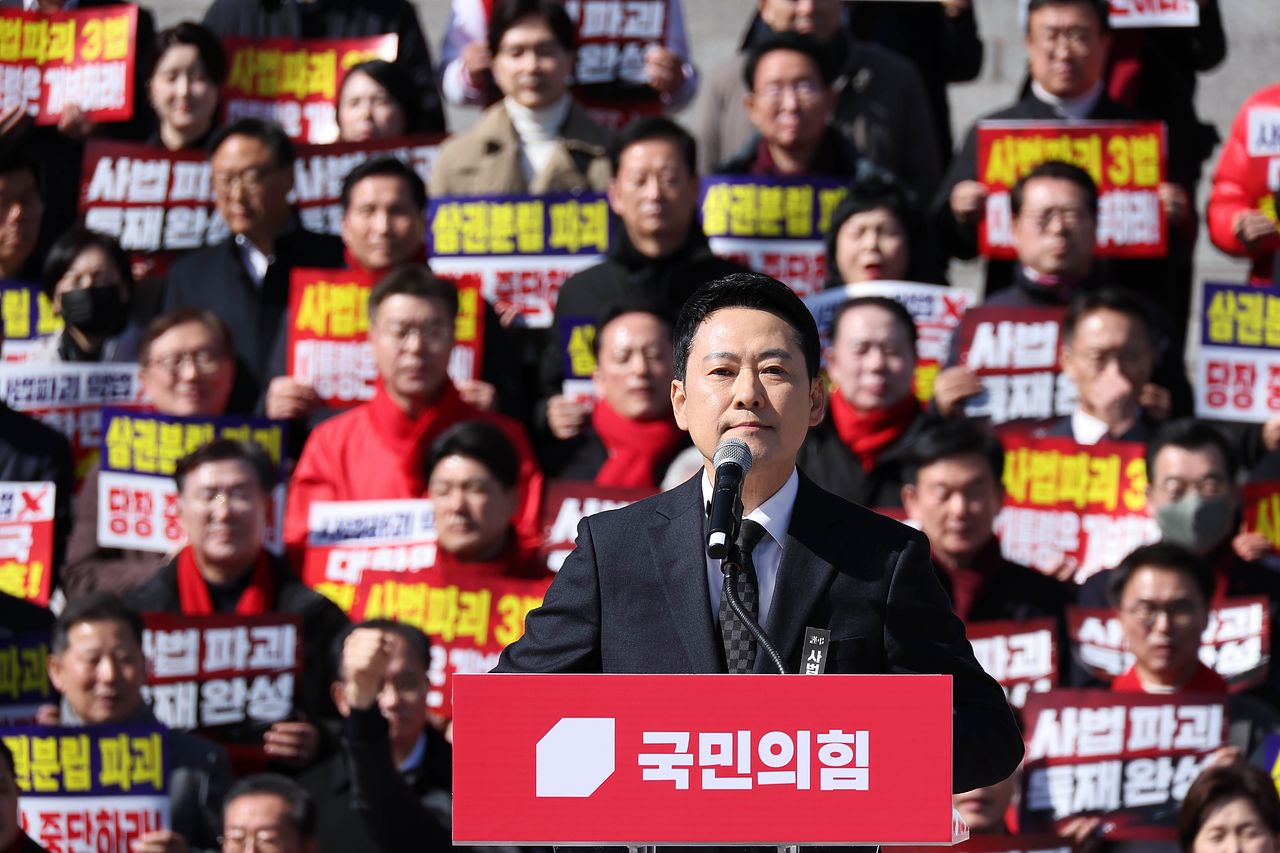 장동혁 국민의힘 대표가 3일 국회 본관 앞 계단에서 열린 사법독립 헌정수호를 위한 대국민 호소 국민대장정 규탄대회에서 발언하고 있다. 임현동 기자