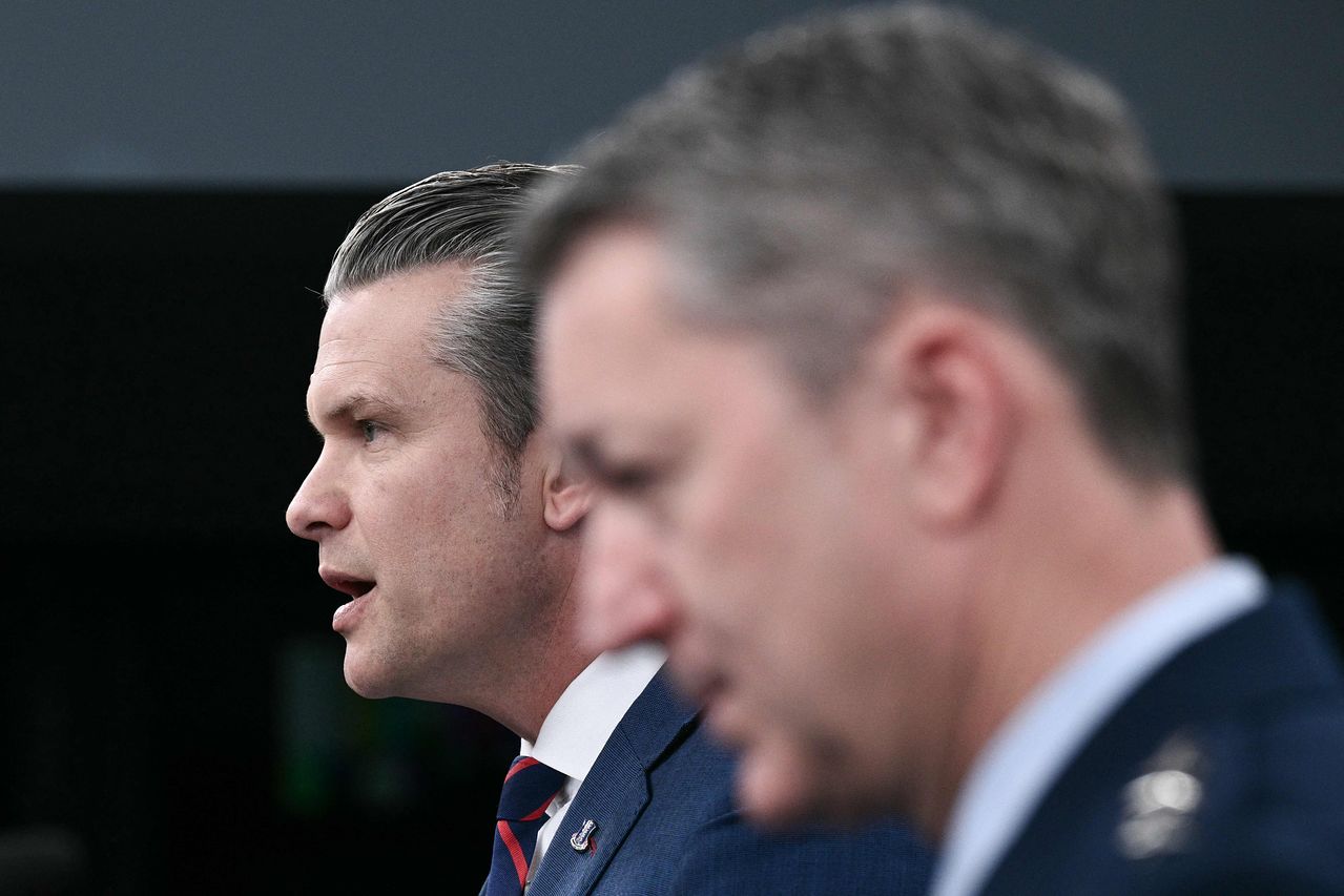  피트 헤그세스 미 전쟁부(국방부) 장관과 댄 케인 합참의장이 2일(현지시간) 펜타곤에서 열린 브리핑에서 이란에 대한 군사작전에 대해 직접 브리핑하고 있다. AFP=연합뉴스