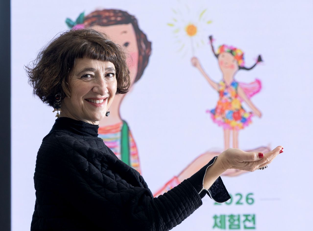 한국 창작 뮤지컬 '리나 슈퍼히어로' 에 프로듀서로 참가한 스페인 출신 화가 에바 알머슨이 주인공 '리나' 캐릭터 그림을 손으로 받치고 있는 모습. 장진영 기자.