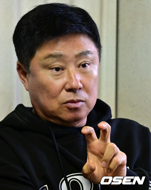 [OSEN=미야자키(일본), 지형준 기자] 2일 일본 미야자키현 아야초 니시키바루 야구장에서 열릴 예정이던 SSG 랜더스와 롯데 자이언츠의 연습경기가 우천으로 취소됐다.SSG와 롯데는 미야자키에 2차 캠프를 차리고 연습경기를 통해 실전 점검에 나선다.롯데 김태형 감독이 취재진과 이야기를 나누고 있다. 2026.03.02 /jpnews@osen.co.kr