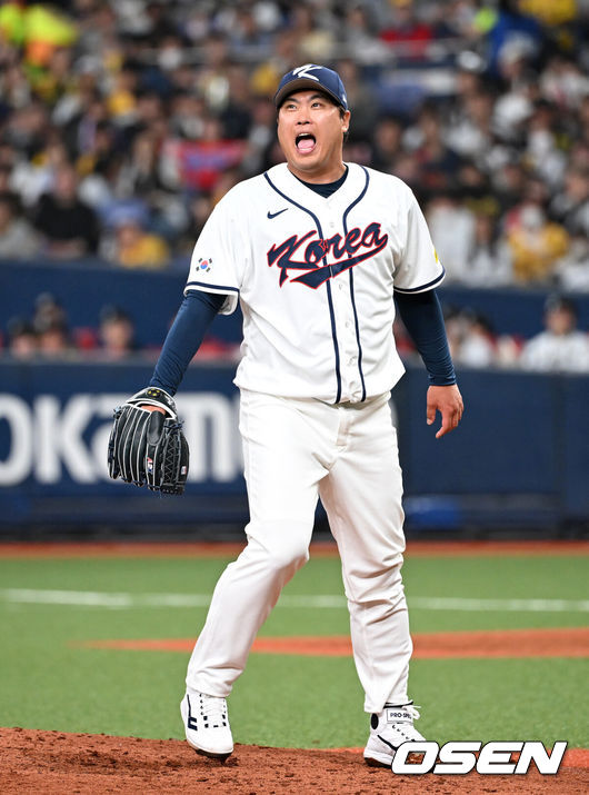 [OSEN=오사카(일본), 손용호 기자] 2일 일본 오사카 교세라돔에서 월드베이스볼클래식(WBC) 공식 연습 경기 한국 야구 대표팀과 한신 타이거스의 경기가 열렸다.우리 대표팀은 3일 같은 장소에서 오릭스 버팔로스와 연습 경기 2차전을 치른 뒤 5일 일본 도쿄돔에서 체코와 WBC 조별리그 1차전에서 격돌한다.6회말 한국 류현진이 타구를 바라보고 있다. 2026.03.02 /spjj@osen.co.kr