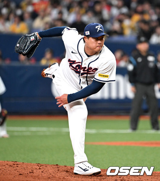 [OSEN=오사카(일본), 손용호 기자] 2일 일본 오사카 교세라돔에서 월드베이스볼클래식(WBC) 공식 연습 경기 한국 야구 대표팀과 한신 타이거스의 경기가 열렸다.우리 대표팀은 3일 같은 장소에서 오릭스 버팔로스와 연습 경기 2차전을 치른 뒤 5일 일본 도쿄돔에서 체코와 WBC 조별리그 1차전에서 격돌한다.6회말 한국 류현진이 역투하고 있다. 2026.03.02 /spjj@osen.co.kr