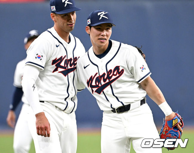 [OSEN=오사카(일본), 손용호 기자] 2일 일본 오사카 교세라돔에서 월드베이스볼클래식(WBC) 공식 연습 경기 한국 야구 대표팀과 한신 타이거스의 경기가 열렸다.우리 대표팀은 3일 같은 장소에서 오릭스 버팔로스와 연습 경기 2차전을 치른 뒤 5일 일본 도쿄돔에서 체코와 WBC 조별리그 1차전에서 격돌한다.경기에 앞서 한국 셰이 위트컴과 김혜성이 어깨동무를 하고 있다. 2026.03.02 /spjj@osen.co.kr