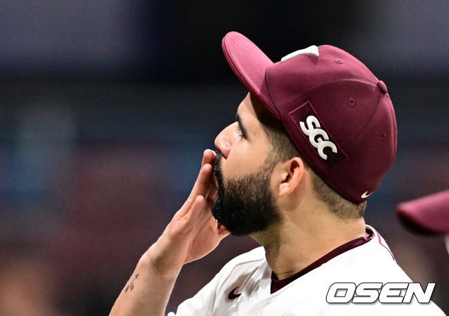 [OSEN=고척, 지형준 기자] 더그아웃으로 향하며 아내에게 손키스를 날리는 헤이수스. 2024.05.23 / jpnews@osen.co.kr