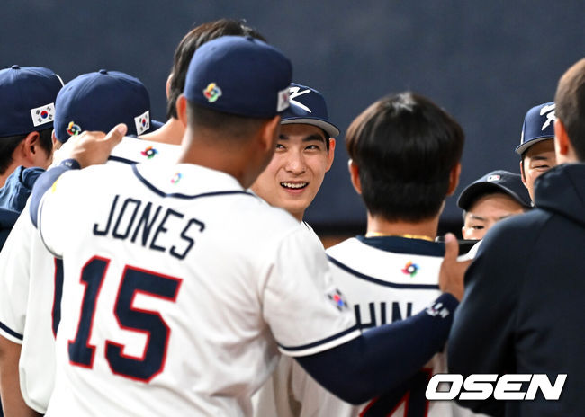 [OSEN=오사카(일본), 손용호 기자] 2일 일본 오사카 교세라돔에서 월드베이스볼클래식(WBC) 공식 연습 경기 한국 야구 대표팀과 한신 타이거스의 경기가 열렸다.우리 대표팀은 3일 같은 장소에서 오릭스 버펄로스와 연습 경기 2차전을 치른 뒤 5일 일본 도쿄돔에서 체코와 WBC 조별리그 1차전에서 격돌한다.경기에 앞서 한국 주장 이정후가 선수들과 이야기를 나누고 있다. 2026.03.02 /spjj@osen.co.kr