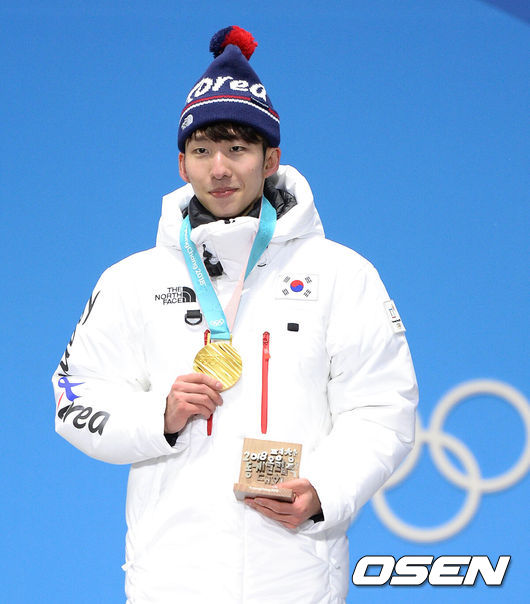 [OSEN=평창, 민경훈 기자] 11일 오후 평창 메달 플라자에서 쇼트트랙 임효준의 메달 수여식이 열렸다.임효준은 10일 강원도 강릉 아이스 아레나에서 진행된 2018평창동계올림픽 남자 1500m 결승에서 금메달을 차지했다.임효준이 금메달을 목에 걸고 환하게 웃고 있다. 은메달은 싱키 크네흐트(네덜란드) 동메달은 세멘 엘리스라토프(러시아출신)가 메달을 목에 걸었다. / rumi@osen.co.kr