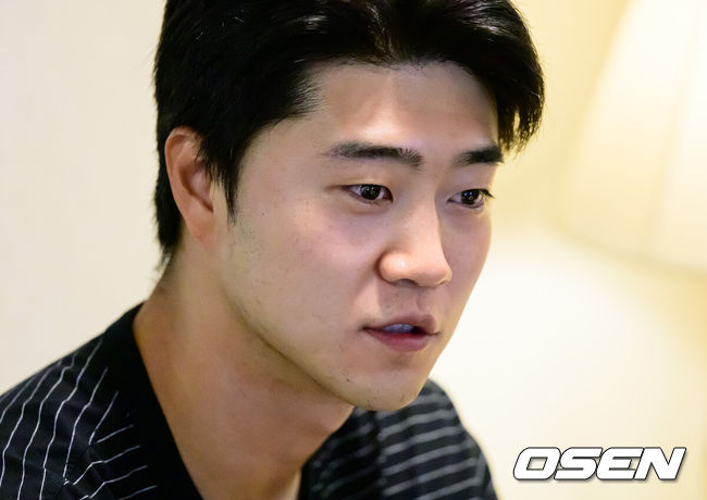 [OSEN=미야자키(일본), 지형준 기자] 2일 일본 미야자키현 아야초 니시키바루 야구장에서 열릴 예정이던 SSG 랜더스와 롯데 자이언츠의 연습경기가 우천으로 취소됐다.SSG와 롯데는 미야자키에 2차 캠프를 차리고 연습경기를 통해 실전 점검에 나선다.롯데 윤성빈이 취재진과 이야기를 나누고 있다. 2026.03.02 /jpnews@osen.co.kr