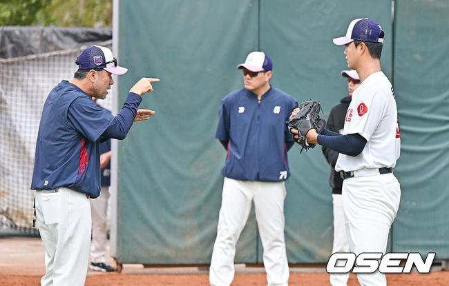 [OSEN=타이난(대만) , 이석우 기자] 프로야구 롯데 자이언츠가 1일(한국시간) 대만 타이난 아시아-태평양 국제야구센터에 스프링캠프를 차리고 구슬땀을 흘렸다.김태형 감독 등코치진과 투수20명,포수5명,내야수9명,외야수7명 등 총41명의 선수단이 1월 20일까지 1차 캠프에서 체력 강화와 기술 훈련을 치른 뒤 21일부터 3월 5일까지 일본 미야자키로 옮겨 2차 캠프에서 구춘리그에 참가해 실전 감각을 점검한다.롯데 윤성빈이 김상진 코치의 설명을 듣고 있다. 2026.02.01 / foto0307@osen.co.kr