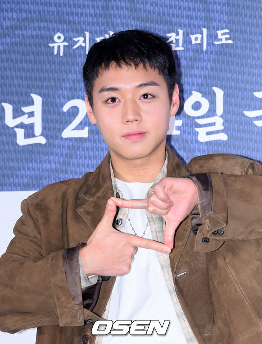 [OSEN=이대선 기자] 21일 오후 서울 강남구 메가박스 코엑스에서 영화 ‘왕과 사는 남자’ 언론시사회가 열렸다.'왕과 사는 남자'는 1457년 청령포, 마을의 부흥을 위해 유배지를 자처한 촌장과 왕위에서 쫓겨나 유배된 어린 선왕의 사연을 그린 작품으로 2월 4일 개봉한다.배우 박지훈이 포토타임을 가지고 있다. 2026.01.21 /sunday@osen.co.kr