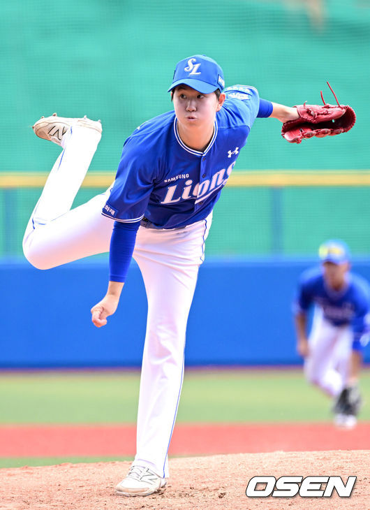 [OSEN=오키나와(일본), 최규한 기자] 2026 WBC(월드베이스볼클래식)를 준비하는 대한민국 야구 대표팀이 26일 일본 오키나와 가데나 야구장에서 프로야구 삼성 라이온즈와 연습경기를 펼쳤다. 야구 대표팀은 오키나와에서 국내 팀들과 6차례 연습경기를 치르며 전력을 끌어올릴 예정이다.4회말 마운드에 오른 삼성 투수 장찬희가 힘차게 공을 뿌리고 있다. 2026.02.26 / dreamer@osen.co.kr