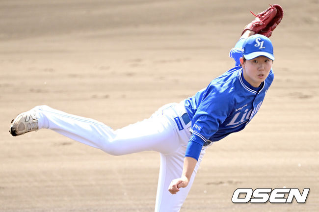 [OSEN=오키나와(일본), 최규한 기자] 2일 일본 오키나와 킨 베이스볼 스타디움에서 KIA 타이거즈와 삼성 라이온즈의 연습경기가 열렸다.KIA는 양현종, 삼성은 이승현을 선발로 내세웠다.1회말 삼성 투수 장찬희가 힘차게 공을 뿌리고 있다. 2026.03.02 / dreamer@osen.co.kr